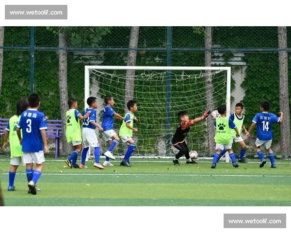 以带球为核心的现代足球个人突破与团队协同新思路训练方法解析 以带球为核心的现代足球个人突破与团队协同新思路训练方法解析